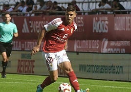 Kike Cadete, en un partido con el Real Murcia esta temporada.