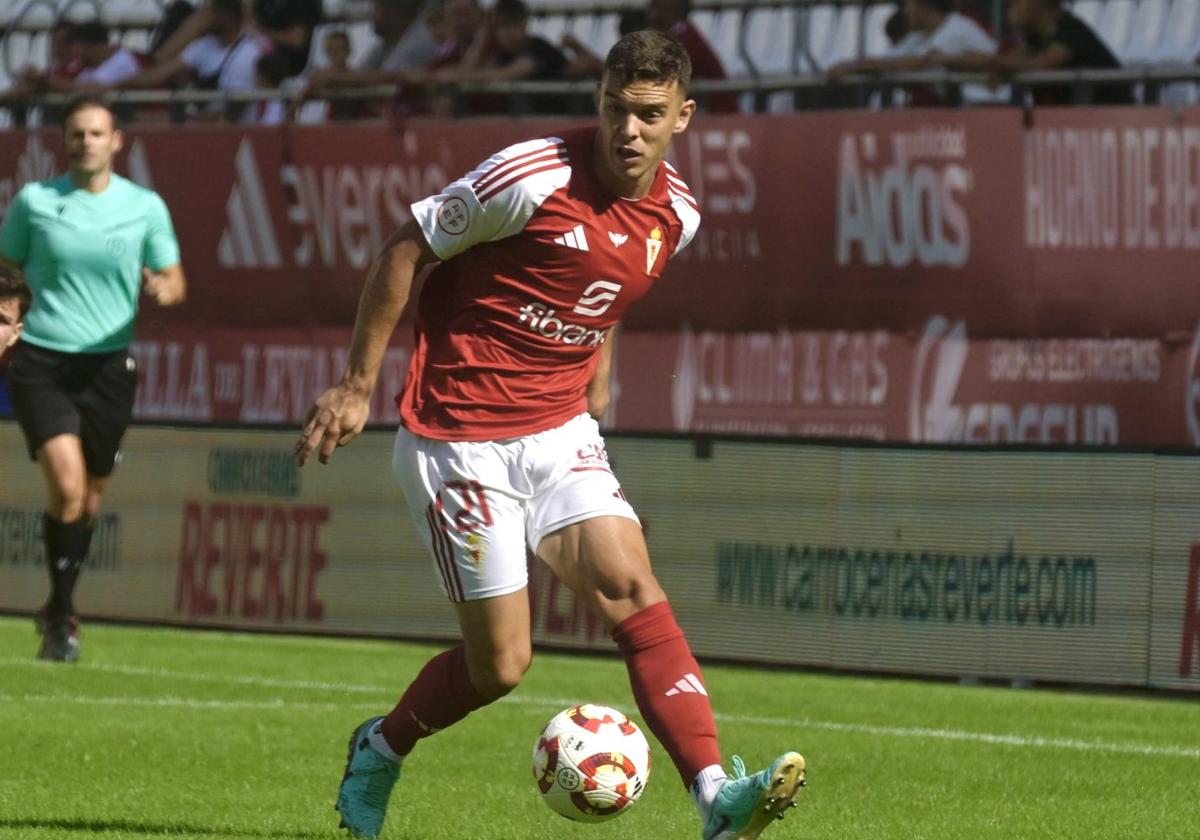 Kike Cadete, en un partido con el Real Murcia esta temporada.