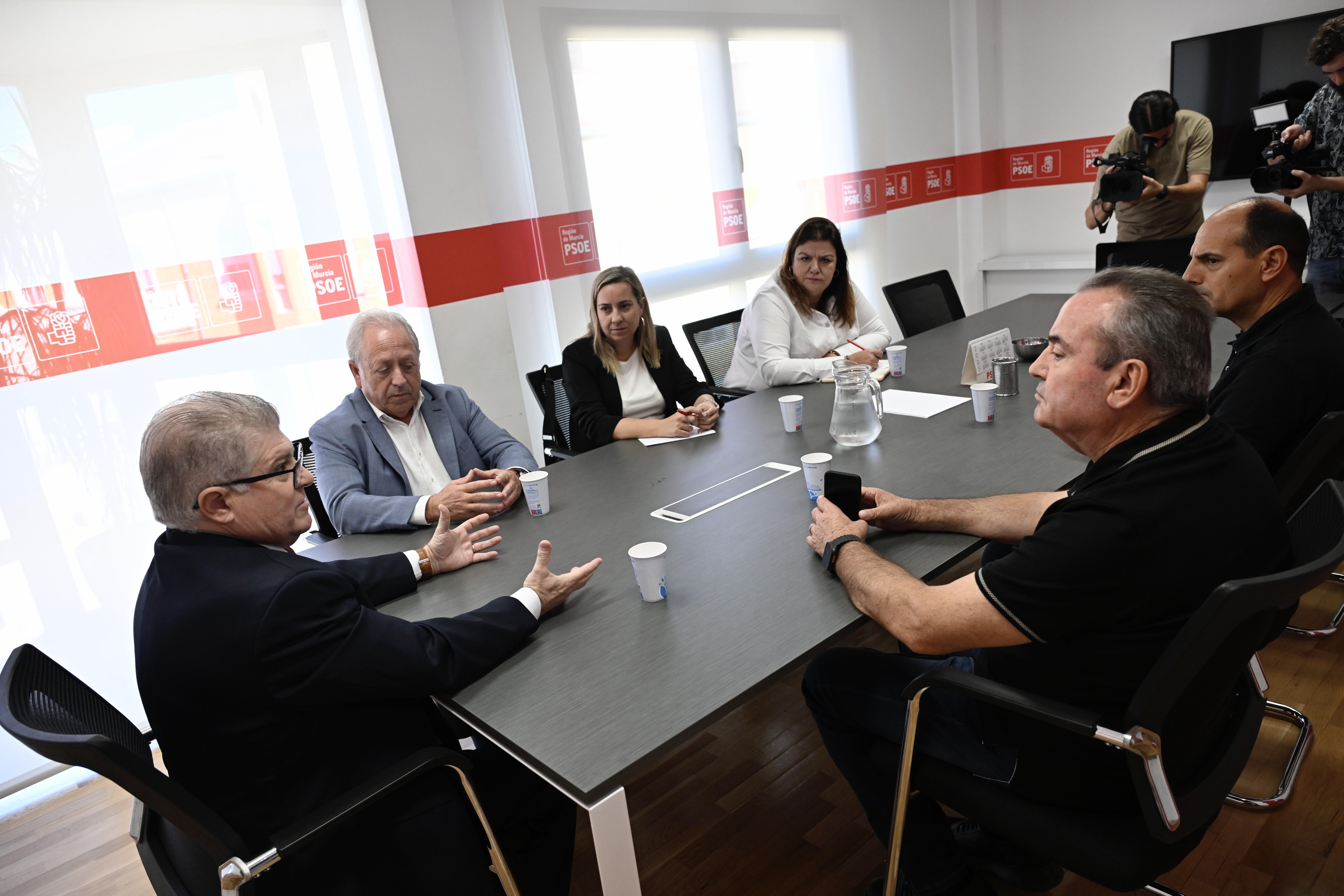 El secretario general del PSRM-PSOE, José Vélez, junto a los secretarios generales de CC OO y UGT, Santiago Navarro y Antonio Jiménez, y otros miembros de sus sindicatos