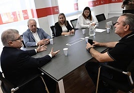 El secretario general del PSRM-PSOE, José Vélez, junto a los secretarios generales de CC OO y UGT, Santiago Navarro y Antonio Jiménez, y otros miembros de sus sindicatos