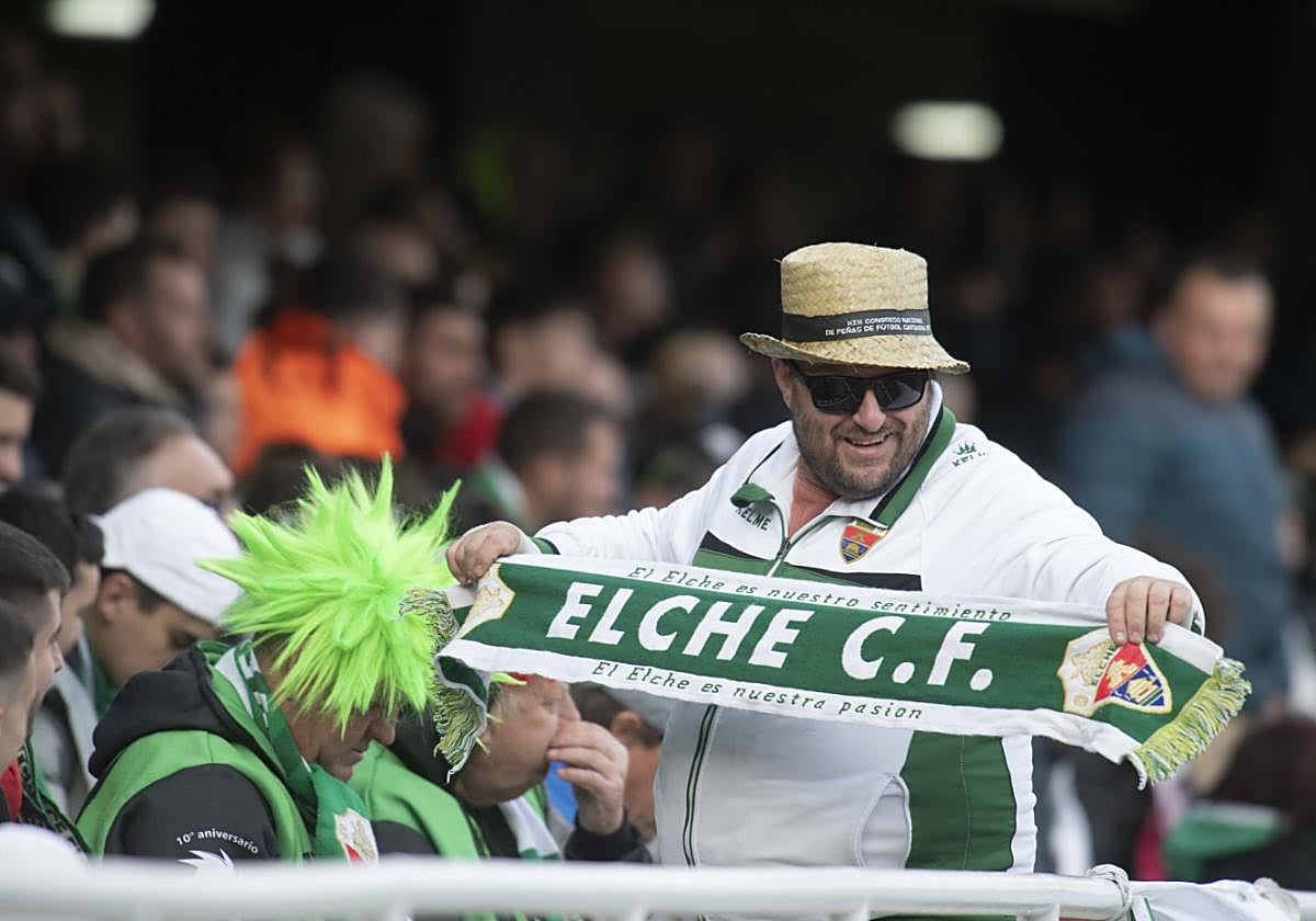 Aficionados del Elche en la visita de su equipo la tempora pasada al estadio Cartagonova.