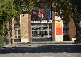 Entrada principal del IES Diego Tortosa, en Cieza, construido en 1964.