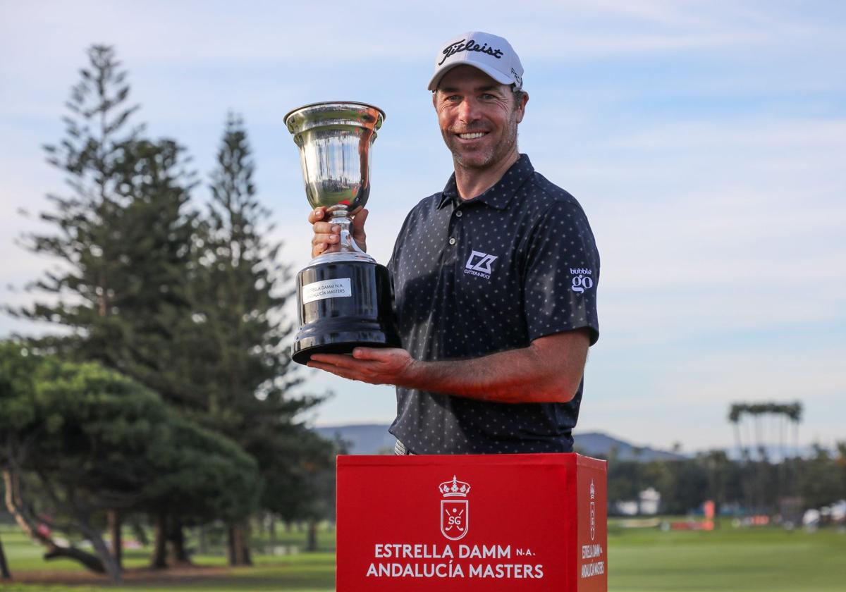 Guerrier con su copa de campeón.