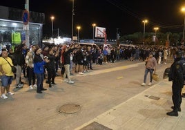 Protesta de aficionados ante la puerta principal del Cartagonova tras la derrota ante el Leganés, en noviembre del año pasado.