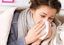 Una mujer con cogestión nasal.