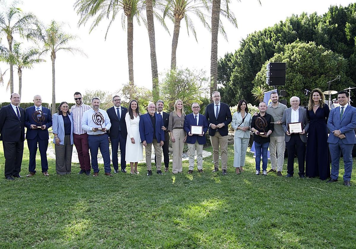 Los empresarios de hostelería y turismo premiados posan junto a las autoridades.