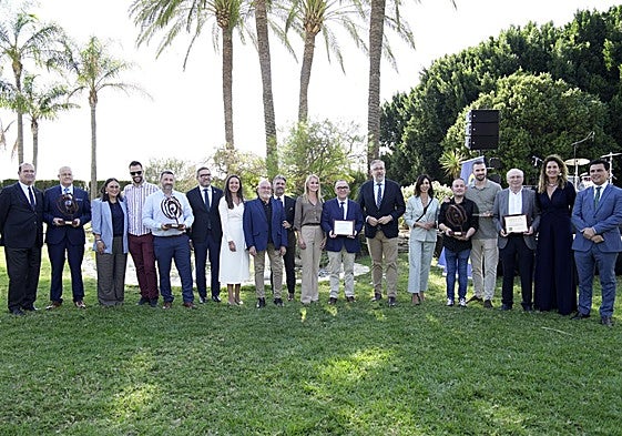 Los empresarios de hostelería y turismo premiados posan junto a las autoridades.