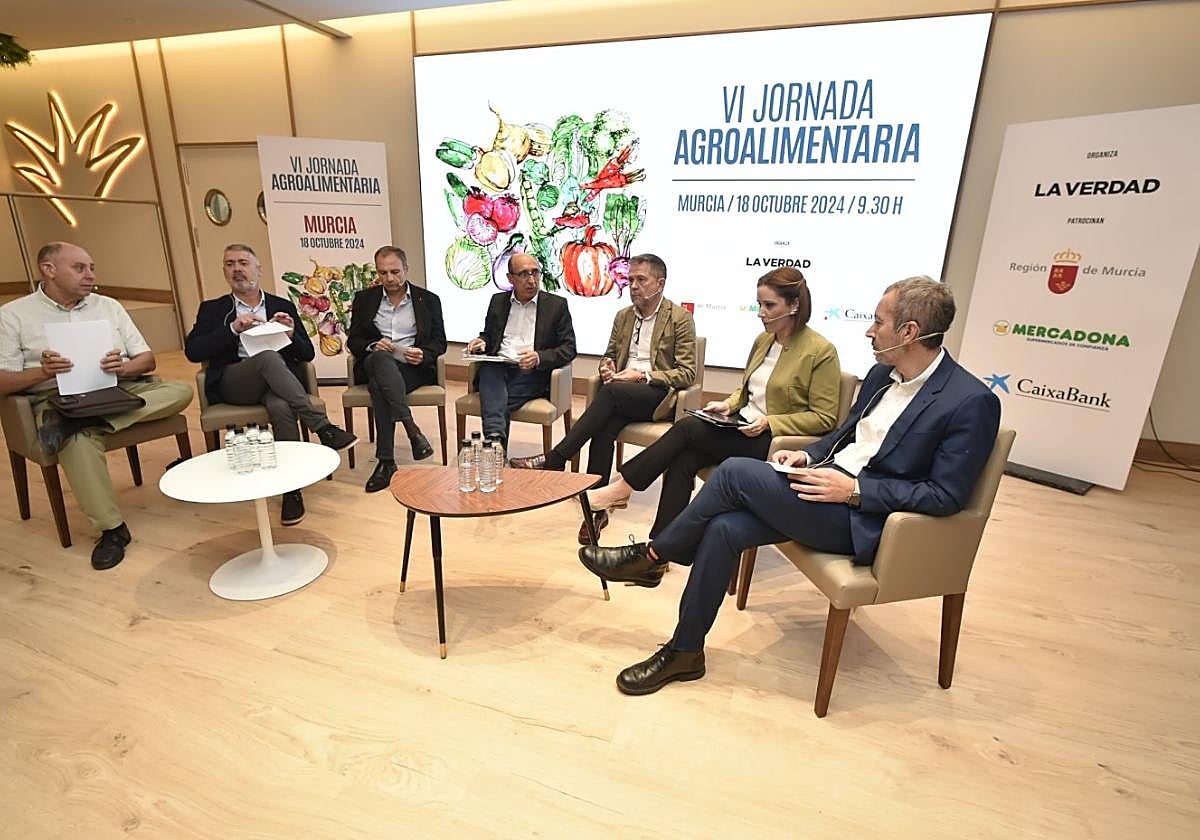 De izq. a dcha., José Ángel Navarro, Marcos Alarcón, Alfonso Gálvez, el periodista Manuel Buitrago, Juan Marín, Ana Belén Martínez y José Carlos Martínez, en la primera mesa redonda de la VI Jornada Agroalimentaria.