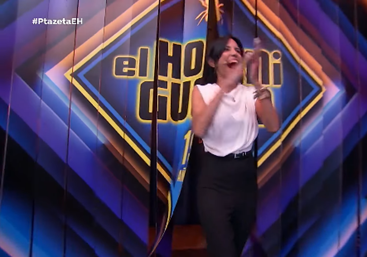 La ganadora del apartamento en Torrevieja entra en el plató de 'El Hormiguero'.