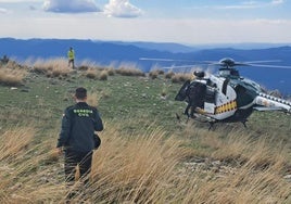 Agentes de la Guardia Civil en la zona donde se habrían encontrado los restos mortales de la pareja y la avioneta siniestrada.