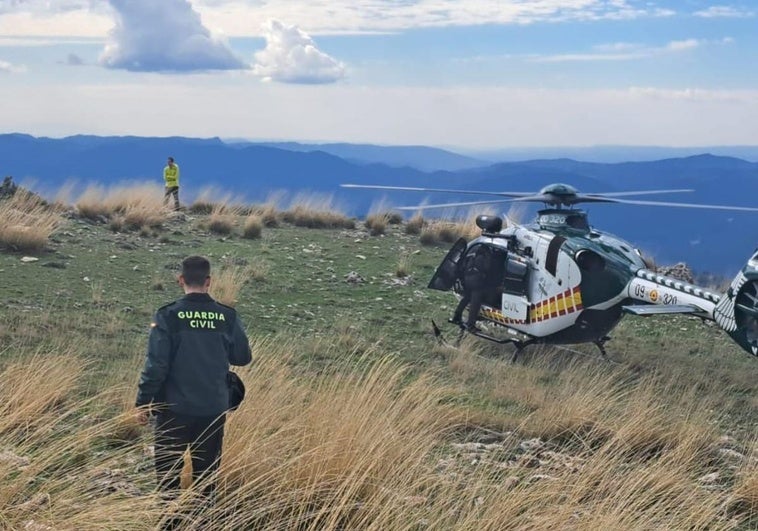 Agentes de la Guardia Civil en la zona donde se habrían encontrado los restos mortales de la pareja y la avioneta siniestrada.