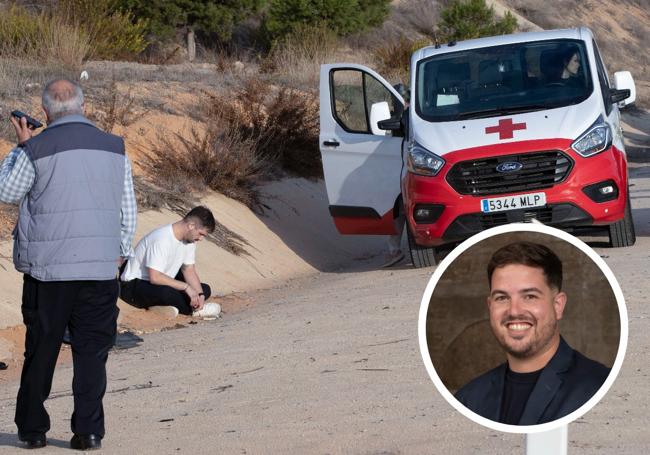 El diputado Miguel Ángel Ortega, en el arcén de la autovía, tras el accidente.