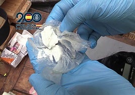 Un agente con parte de la droga incautada.