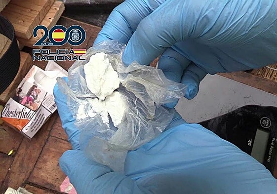 Un agente con parte de la droga incautada.