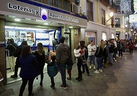 Larga cola de clientes a las puertas de una administración de lotería de Murcia, en una imagen de archivo.