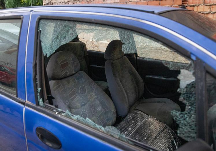 Destrozos causados en uno de los coches.