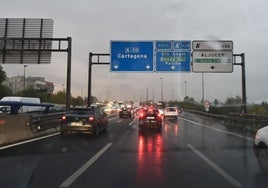 Atasco por la lluvia en la autovía A-30 a la altura de Murcia, este miércoles por la mañana.