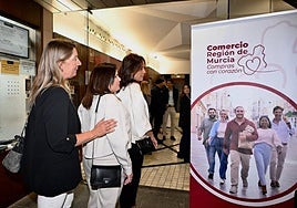 Cartel de la campaña de promoción del comercio, anoche, en la presentación en la Filmoteca.