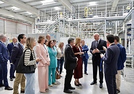 Autoridades y responsables de la compañía, ayer, en la nueva planta.