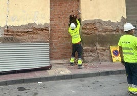 Operarios municipales realizan su entrada en el edificio.