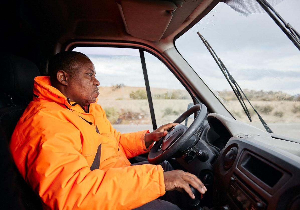 Imagen principal - 1. Rusel Nguefang, trabajador de la empresa de inserción, en la ruta de recolección por la red de contenedores de reciclaje que Proyecto Abraham tiene por toda la Región de Murcia. 2. Rusel Nguefang, oriundo de Camerún, llegó a España después de un periplo migratorio en el que murieron muchos de sus compañeros. 3. Tuvieron que pasar 10 años hasta que Rusel pudo obtener su permiso de residencia y viajar a Camerún para conocer a su hija. Ahora ella estudia medicina gracias al dinero que su padre le envía desde Murcia.