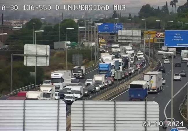El atasco, este miércoles, en la circunvalación de Murcia.