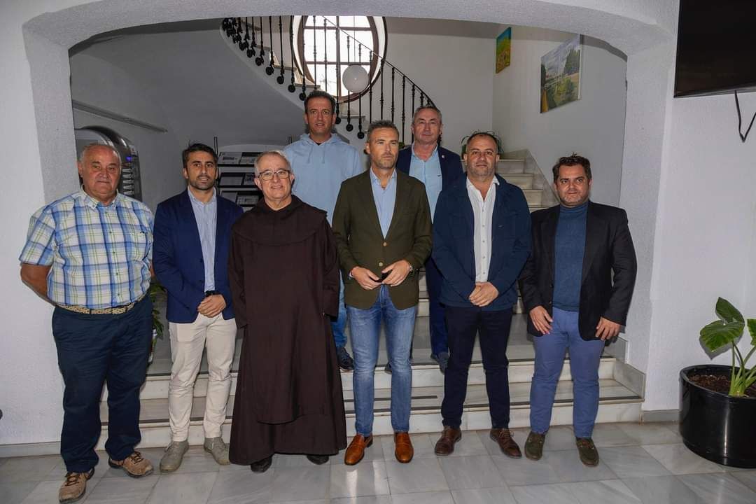 Los alcaldes y concejales posan junto al padre Pascual Gil en Moratalla