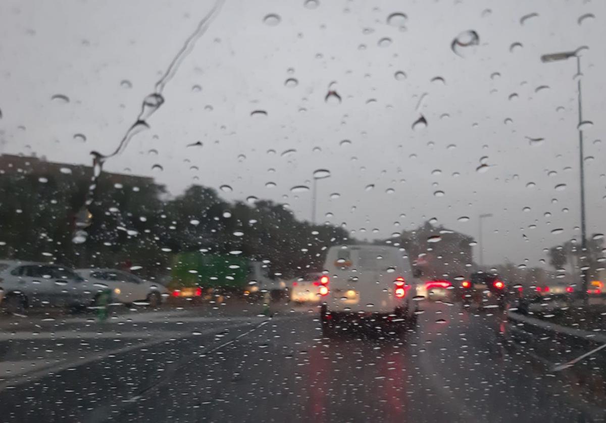 La retención, este miércoles, en una jornada con lluvia en Murcia.