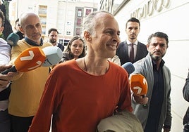 El líder espiritual José Manuel Cánovas, este miércoles, a su entrada a los juzgados de Cieza.