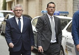 José Vélez, junto al letrado Raúl Pardo Geijo-Ruiz, en una imagen de archivo.