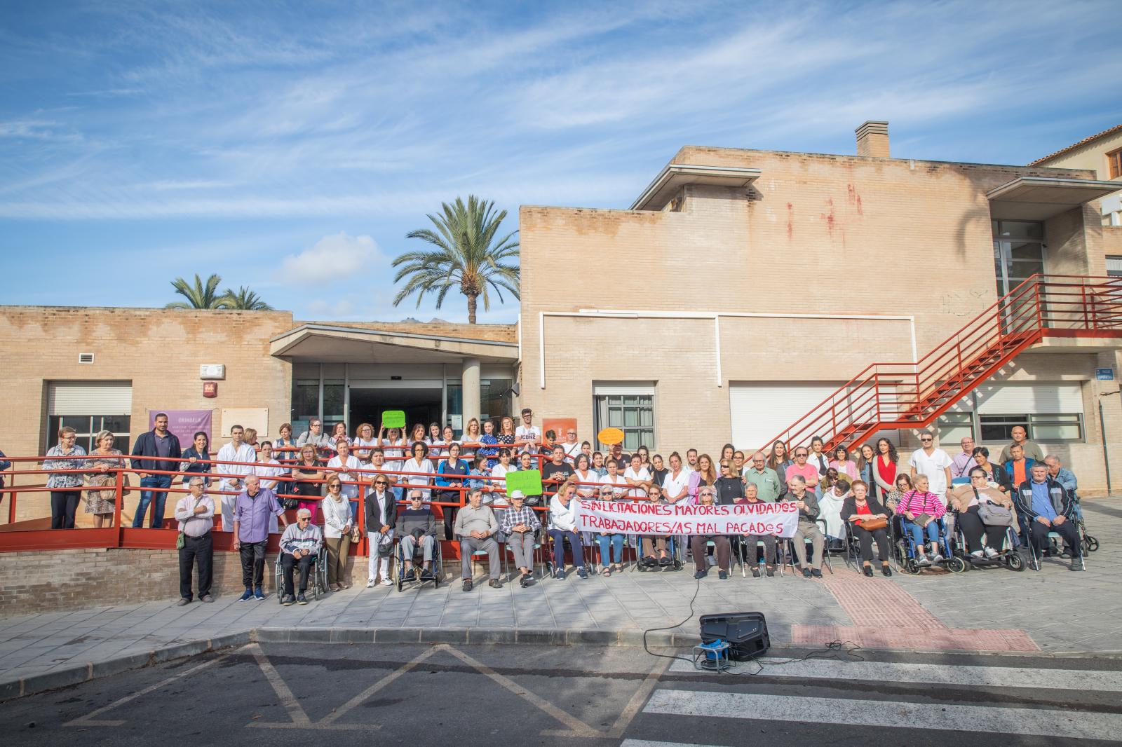 La residencia de mayores de Las Espeñetas en Orihuela se echa a la calle por una subida salarial