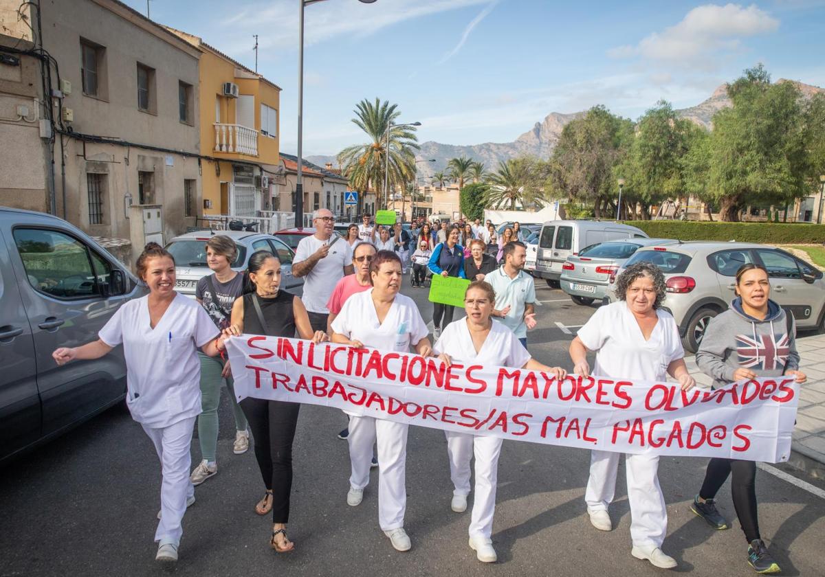 La residencia de mayores de Las Espeñetas en Orihuela se echa a la calle por una subida salarial