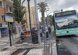Viajeros esperan el autobús en la Alameda de San Antón, con obras en la marquesina.