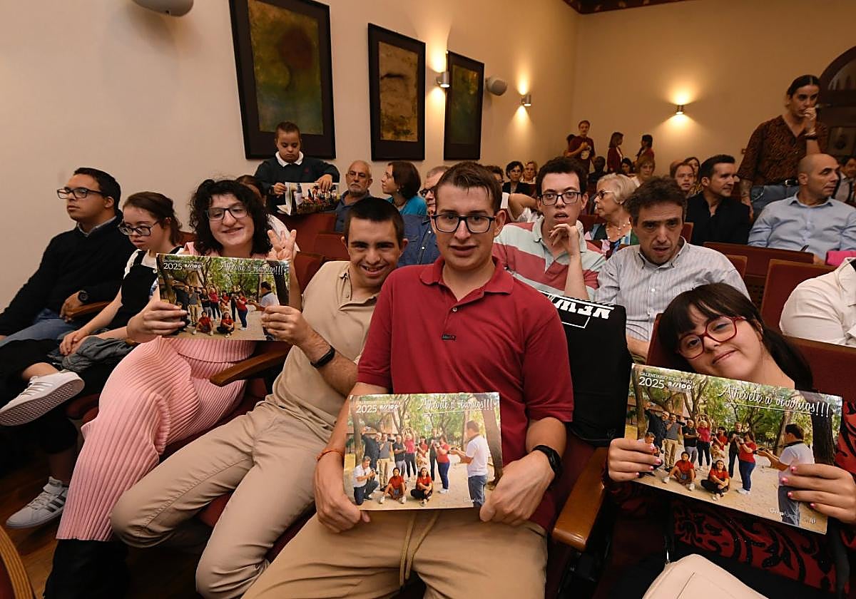 Un grupo de usuarios de Assido muestra el calendario.