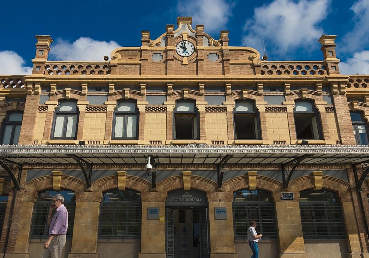Fachada principal de la sede central de Aguas de Murcia.