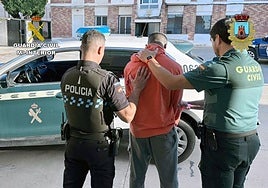 El joven en el momento de su arresto.