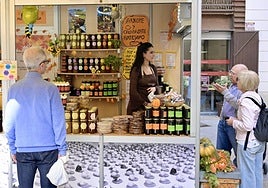 Uno de los puestos del Mercado de Todos los Santos de Murcia este jueves.