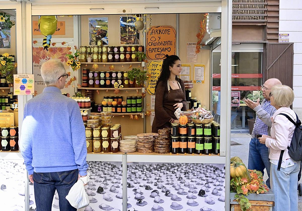 Uno de los puestos del Mercado de Todos los Santos de Murcia este jueves.