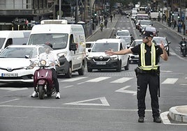 Un policía local regulta el tráfico, este viernes, en la Gran Vía de Murcia.