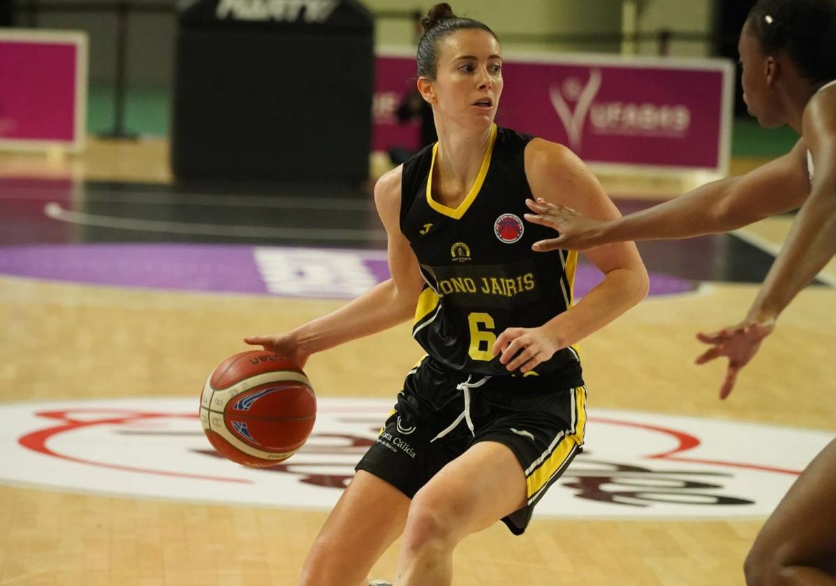 Aina Ayuso bota el balón en el partido de ayer en Angers.