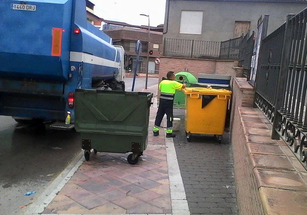 Un trabajador del servicio de recogida de basuras de Archena, en plena faena esta semana.