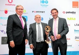 José Carmona, recibiendo el premio 'Teleco del Año' de manos deJuan Luis Pedreño (d) y Juan Carlos López, del Coiterm.