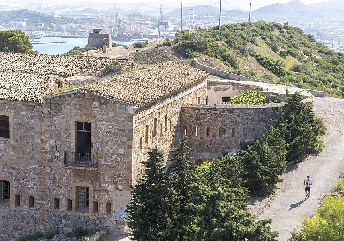 Cuartel de Fajardo, con el puerto y la ciudad al fondo.