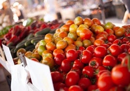 Distintas variedades de tomate, en un puesto de un mercado de la Región de Murcia.