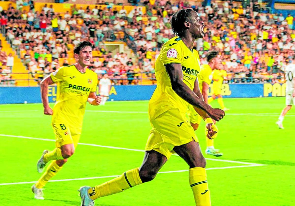 Etta Eyong, delantero del Villarreal B, celebra un gol ante el Castilla esta temporada en la Ciudad Deportiva José Manuel Llaneza.