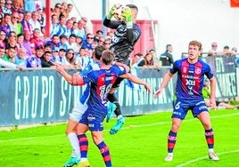 Iván Martínez, portero del Yeclano, atrapa un balón.