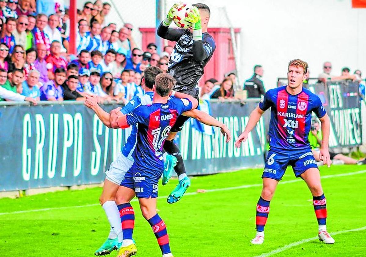 Iván Martínez, portero del Yeclano, atrapa un balón.