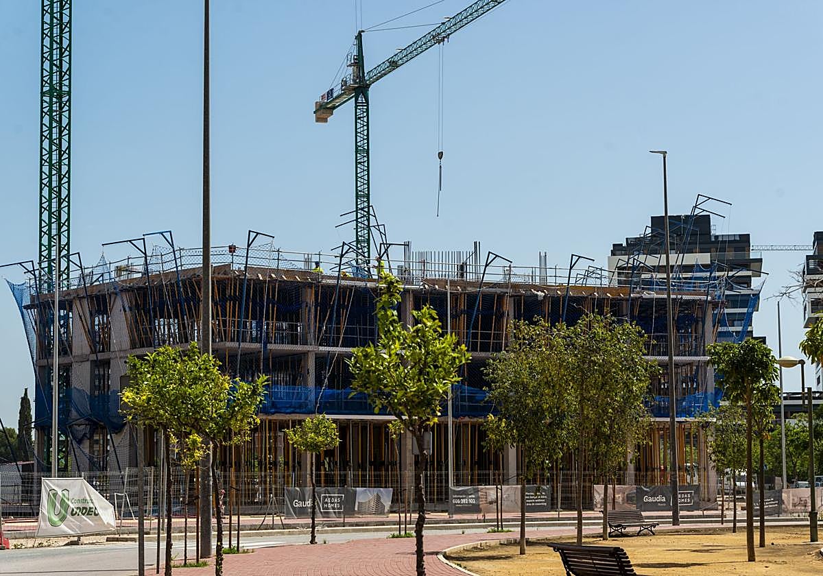 Edificio en construcción junto a la avenida Juan de Borbón de Murcia, en una imagen de archivo.