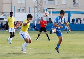 El coreano Park da un pase en el partido de ayer.