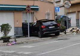 El vehículo, empotrado en la vivienda de la pedanía murciana de Algezares.